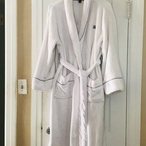 Tommy Hilfiger White Robe. Great Condition!  Warm!